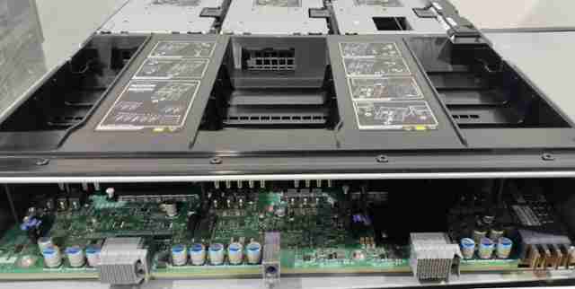 2 x NetApp FAS8300 (NAF 1901) with Dual-Controller (P/N 111-04198 / 111-04199 X3189A)