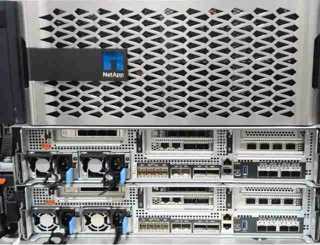 2 x NetApp FAS8300 (NAF 1901) with Dual-Controller (P/N 111-04198 / 111-04199 X3189A)