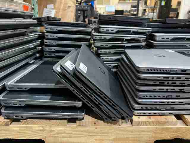 One lot of 140 Dell / HP i5 - i7 high end laptops R2 Ready for resale