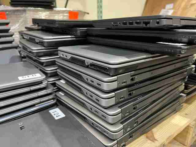 One lot of 140 Dell / HP i5 - i7 high end laptops R2 Ready for resale