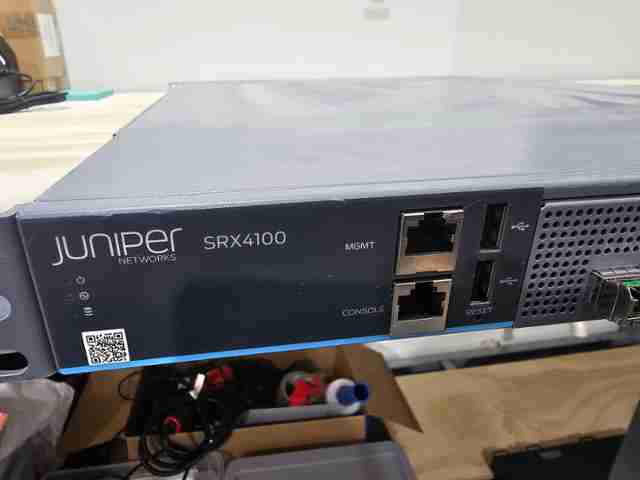 Juniper Networks SRX4100-SYS-JB-AC SRX4100 Services Gateway 8x1GbE/10GbE AC