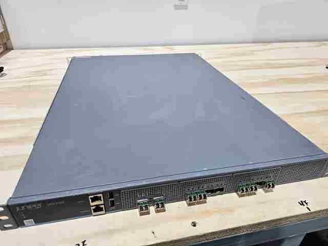 Juniper Networks SRX4100-SYS-JB-AC SRX4100 Services Gateway 8x1GbE/10GbE AC